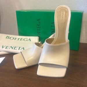 BOTTEGA VENETA NIB Off White Sea Salt Square Toe Stretch Mules Heels 38.5 8.5